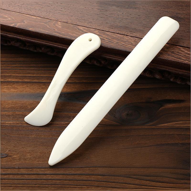 قطعتان من أدوات طي العظام الجل - مراجعة Bone Folder Tool وسعره