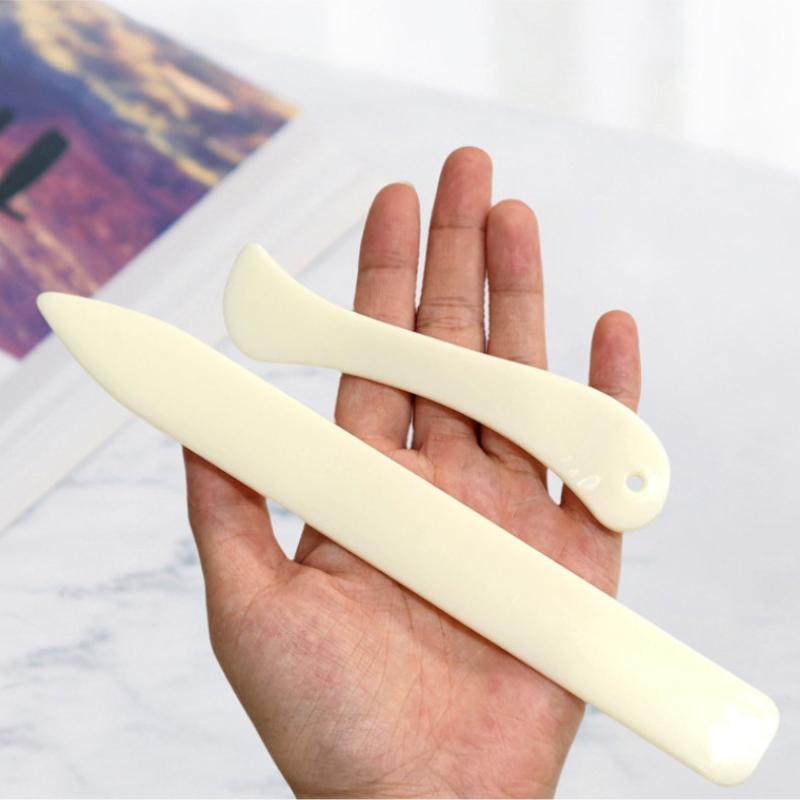 قطعتان من أدوات طي العظام الجل - مراجعة Bone Folder Tool وسعره